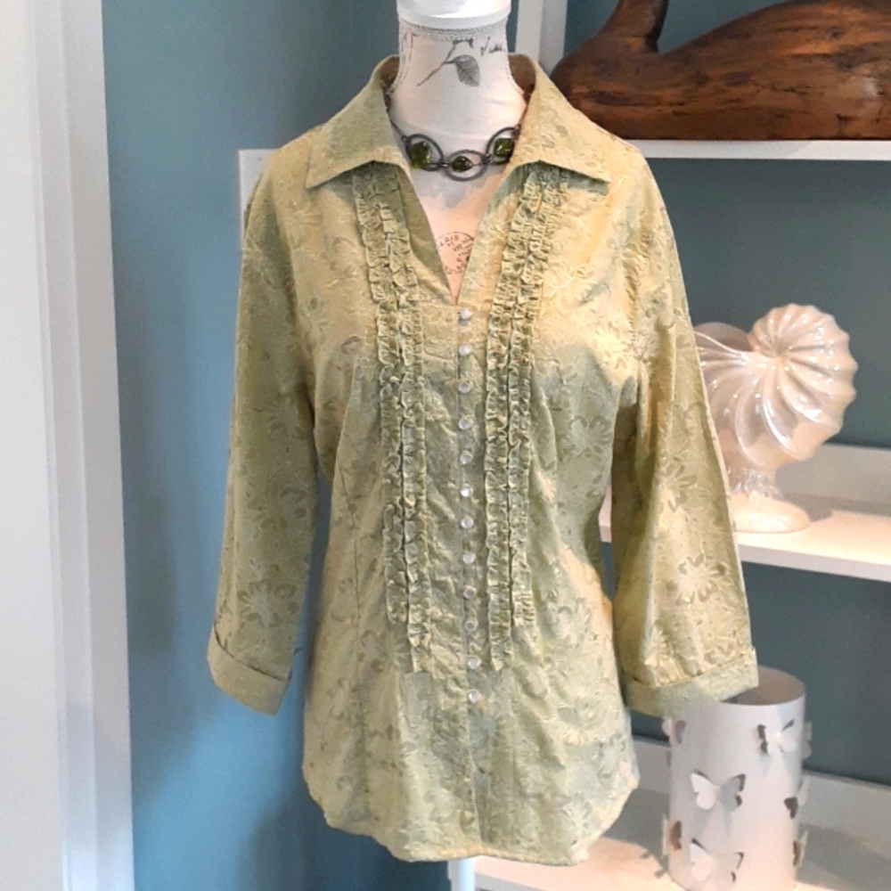 + Tabi Simply Classic green floral ruffle front blouse